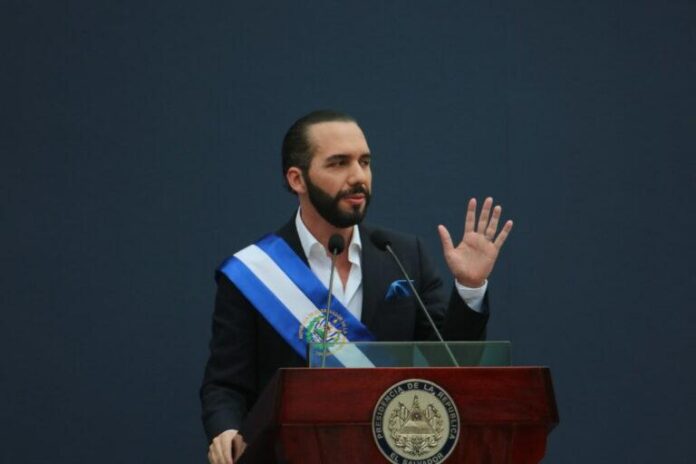 Organización de derechos humanos denuncia al presidente Bukele por torturar