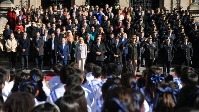 El Gobernador tomó la promesa de lealtad a la Bandera