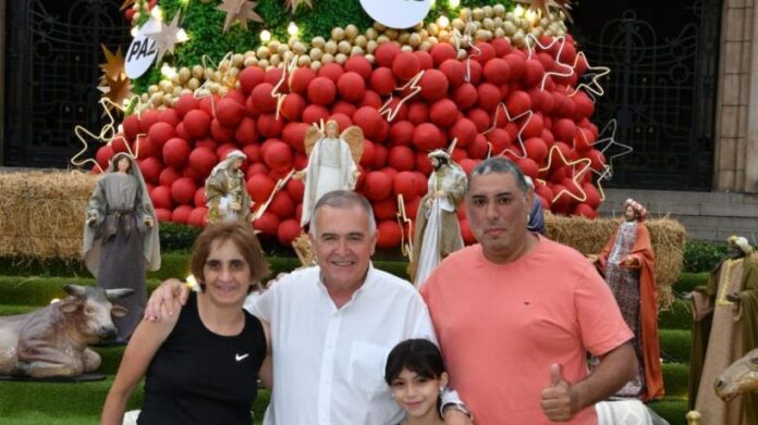 En la previa de Navidad, Jaldo saludó vecinos y turistas