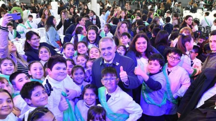 Jaldo tomó juramento a 3.800 alumnos por el Día Mundial