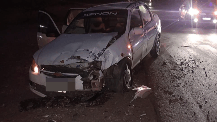 se registró un choque entre una camioneta y un auto