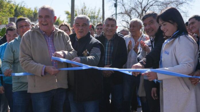 Jaldo inauguró pavimento y una pista de salud en Delfín