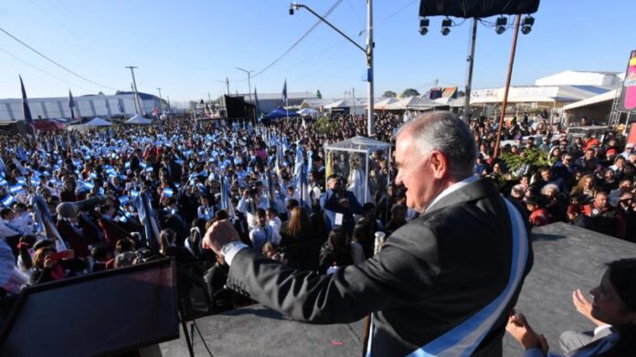 Jaldo tomó promesa de la bandera a estudiantes de Famaillá