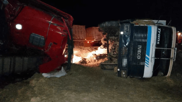 Un camión impactó con la parte de atrás de otro: