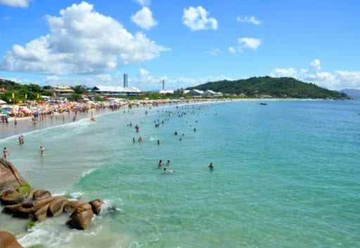 de-florianopolis-a-maceio-veja-os-7-melhores-destinos-de-praia-para-o-verao-2026-no-brasil-1762195716179_512