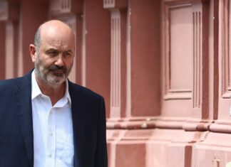 Federico Sturzenegger bajo presión por denuncias y críticas internas