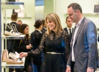 Viaje de Adorni a Aruba: polémica por el pago en efectivo y el entorno familiar