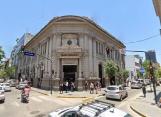 Disparo en pleno microcentro de Tucumán: roce entre auto y bici terminó en balazo