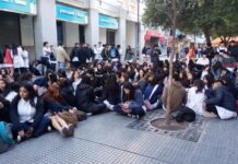 Tensión en la Escuela Normal de Tucumán: cruces entre padres y policías en sentada estudiantil