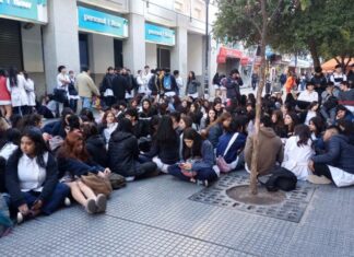 Tensión en la Escuela Normal de Tucumán: cruces entre padres y policías en sentada estudiantil