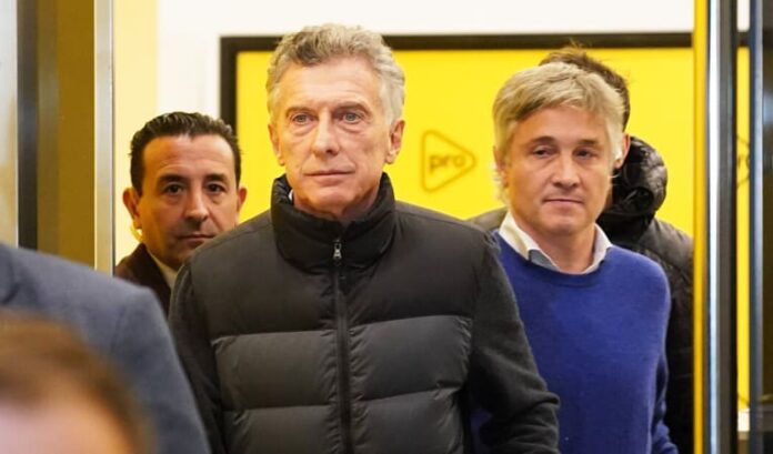 Mauricio Macri a la salida de la sede del PRO en la calle Balcarce (1)
