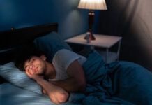 ¿Qué posición al dormir protege tu corazón y cuál lo sobrecarga?