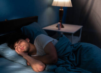 ¿Qué posición al dormir protege tu corazón y cuál lo sobrecarga?