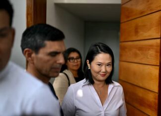Perú: Keiko Fujimori toma una mínima ventaja en una elección todavía abierta