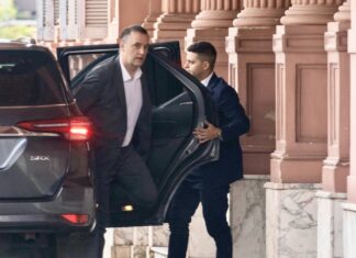 Presión opositora: apuran la presentación de Manuel Adorni en el Senado por el escándalo