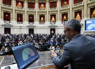 Milei impulsa nuevas leyes y la oposición denuncia beneficios para grandes corporaciones