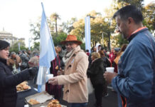 El chocolate patrio copó la plaza Independencia: una multitud celebró el 9 de Julio