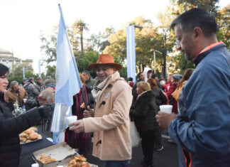 El chocolate patrio copó la plaza Independencia: una multitud celebró el 9 de Julio