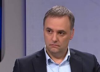Tras la polémica por el doble cargo, Manuel Adorni renunció al directorio de YPF
