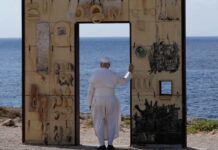 León XIV criticó en Lampedusa la política migratoria europea y reclamó humanidad