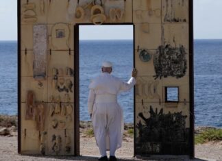 León XIV criticó en Lampedusa la política migratoria europea y reclamó humanidad