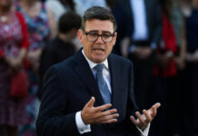 Andy Burnham asume como primer ministro del Reino Unido tras la renuncia de Starmer