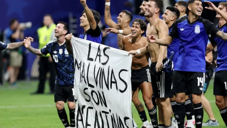 la-bandera-sobre-las-malvinas-que-mostraron-los-jugadores-en-plena-cancha-tras-el-triunfo-de-argentina-ante-inglaterra-foto-reuters-UCU3UJ2ILRHWFNAINLWAJ6UKB4-728x410