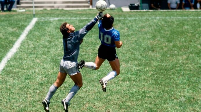 la-mano-de-dios-que-dijo-diego-maradona-sobre-su-historico-gol-a-inglaterra-foto-web-retocada-con-ia (1) (1)