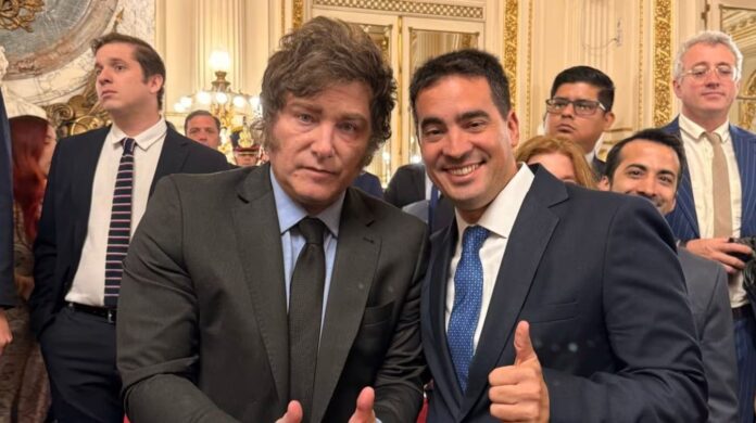 quien-es-adrian-ravier-el-economista-que-javier-milei-eligio-como-nuevo-vocero-presidencial-foto-xad (1)