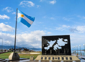El Gobierno denunció vuelos no autorizados entre Malvinas y Chile y anunció sanciones