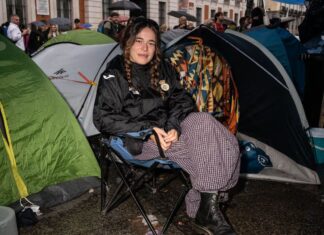 Diez historias detrás de la crisis de vivienda que llevó a cientos a acampar en Sol